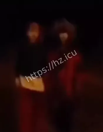 奔驰女午夜开车撞树